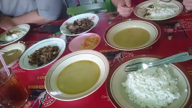 Kuliner Pasar Klewer, Gule Goreng Pak Samin.