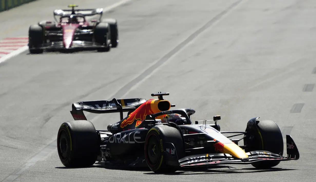 Pembalap Red Bull Max Verstappen memimpin pembalap Ferrari Carlos Sainz pada F1 GP Azerbaijan 2022 di Sirkuit Baku, Baku, Azerbaijan, 12 Juni 2022. Max Verstappen juara pertama diikuti Sergio Perez dan George Russell. (AP Photo/Sergei Grits)