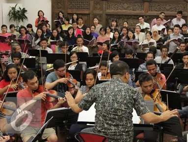 Konduktor Avip Priatna berlatih bersama Jakarta Concert Orchestra dan Batavia Madrigal Singers di Jakarta (8/11). Konser tersebut Memperingati perjalanan penuh berkat dan mensyukuri ulang tahunnya ke-50. (Liputan6.com/Ferry Pradolo)