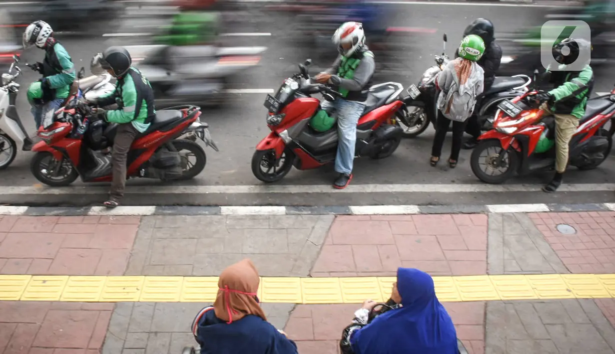 Ojek online menunggu dan menurunkan penumpang di Jakarta, Kamis (20/2/2020). Kementerian Perhubungan sedang menggodok kenaikan tarif ojek online. (Liputan6.com/Angga Yuniar)