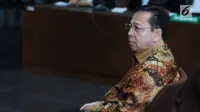 Terdakwa korupsi proyek e-KTP, Setya Novanto bersiap mengikuti sidang pembacaan putusan di Pengadilan Tipikor, Jakarta, Selasa (24/4). Sebelumnya, Setya Novanto dituntut 16 tahun penjara dan denda satu milyar rupiah. (Liputan6.com/Helmi Fithriansyah)