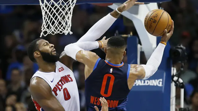 Aksi Russell Westbrook dihadang Andre Drummond