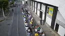 Warga Brasil mengantre untuk memberikan penghormatan terakhir kepada legenda sepak bola Brasil Pele di stadion Vila Belmiro di Santos, Brasil, Senin, 2 Januari 2023. Jenazah Pele akan dimakamkan di Memorial Necropole Ecumenica, kuburan vertikal di Santos. Hanya keluarga yang akan hadir. (AP Photo/Matias Delacroix)
