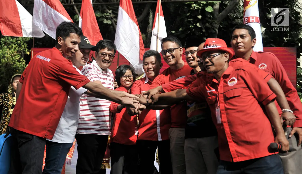 Pembina Bara Baja Djarot Syaiful Hidayat bersama relawan Bara Baja saat deklarasi dukungan untuk Jokowi-Ma'ruf Amin di Rumah Aspirasi, Jakarta, Minggu (16/9). (Merdeka.com/Iqbal S. Nugroho)