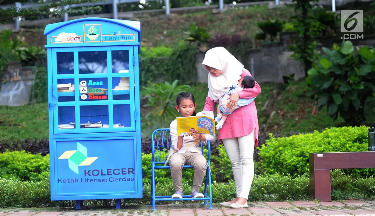 Seorang ibu menemani anaknya membaca buku yang tersedia di layanan Kotak Literasi Cerdas (Kolecer) di Taman Sempur, Bogor, Jawa Barat, Kamis (20/12). Kolecer adalah perpustakaan jalanan gratis. (Merdeka.com/Arie Basuki)