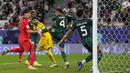 Striker Timnas Korea Selatan, Cho Gue-Sung (kiri) mencetak gol penyeimbang 1-1 ke gawang Arab Saudi melalui sundulan kepala pada laga babak 16 besar Piala Asia 2023 di Education City Stadium, Al Rayyan, Qatar, Rabu (31/1/2024) dini hari WIB. (AP Photo/Thanassis Stavrakis)
