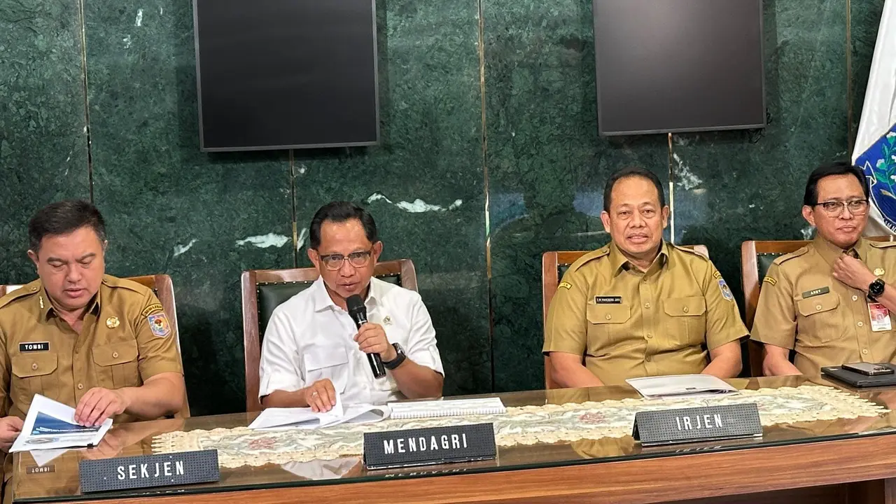 Menteri Dalam Negeri (Mendagri) Tito Karnavian dalam konferensi pers terkait pemberhentian sementara Bupati Aceh Selatan Mirwan Ms