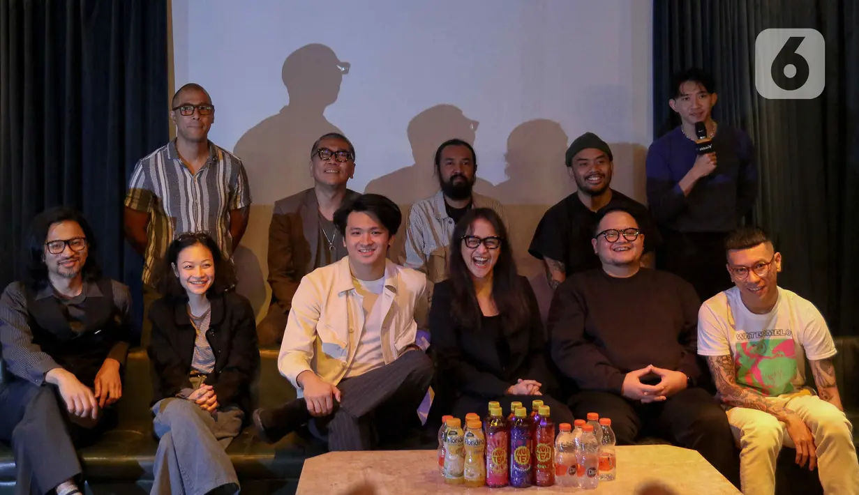 Sejumlah penyanyi dan musisi berpose bersama usai memberi keterangan jelang festival musik We The Fest 2024 di Jakarta, Kamis (11/7/2024). (Liputan6.com/Herman Zakharia)