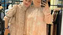 Irish Bella dan putri sambungnya tampil cantik dan elegan dengan busana lace berlengan terumpet. Tampil bak anak kembar [@_irishbella_]