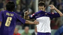 Fiorentina&#039;s Juan Vargas congratulates Alberto Gilardino after scoring against Juventus during their Serie A football match at Artemio Franchi stadium in Florence, on August 31, 2008. AFP PHOTO / NICO CASAMASSIMA
