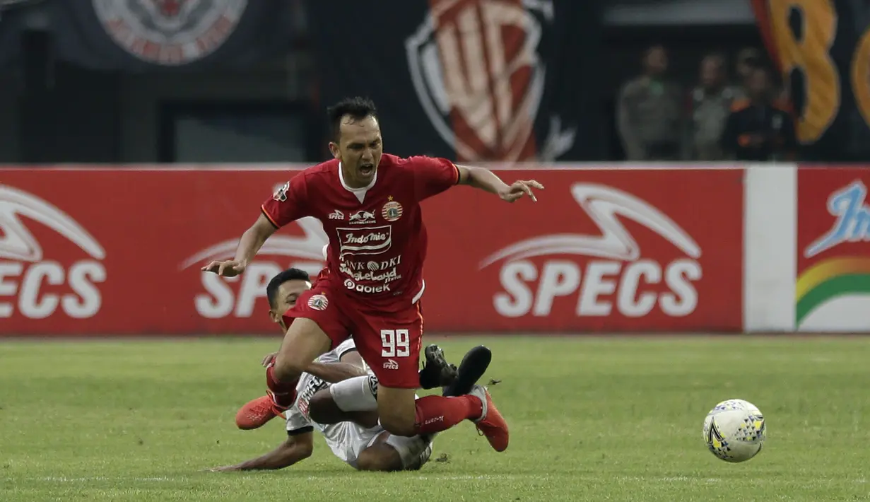 Gelandang Persija Jakarta, Rachmad Hidayat, berebut bola dengan pemain Tira Persikabo pada laga Shopee Liga 1 di Stadion Patriot Chandrabhaga, Bekasi, Minggu (3/11). Persija menang 2-0 atas Tira Persikabo. (Bola.com/Yoppy Renato)