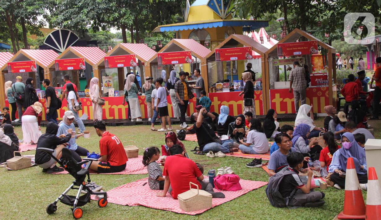 Hingga Senin (27/1/2025) pukul 13.00 WIB, pihak pengelola mencatat ada sekitar 14 ribu warga yang berkunjung di Taman Mini Indonesia Indah (TMII). (Magang/Liputan6.com/Muhammad Rizal)