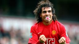 1. Carlos Teves - Striker asal Argentina ini tercatat sukses berkarier di kompetisi Premier League bersama Manchester City dan Manchester United. Carlos Tevez mencetak 84 gol dan 36 assist dan 3 kali mersakan trofi Premier League. (AFP/Paul Ellis)
