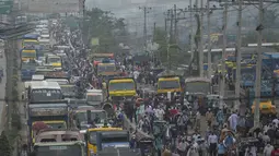 Orang-orang meninggalkan kota menuju kampung halaman mereka menjelang Lebaran di tengah pandemi corona Covid-19, di Dhaka, Selasa (11/5/2021). Para pemudik tampak berdesakan dan menjaga jarak, padahal pemerintah Bangladesh memerintahkan penduduk tidak mudik Idulfitri. (Munir Uz zaman/AFP)