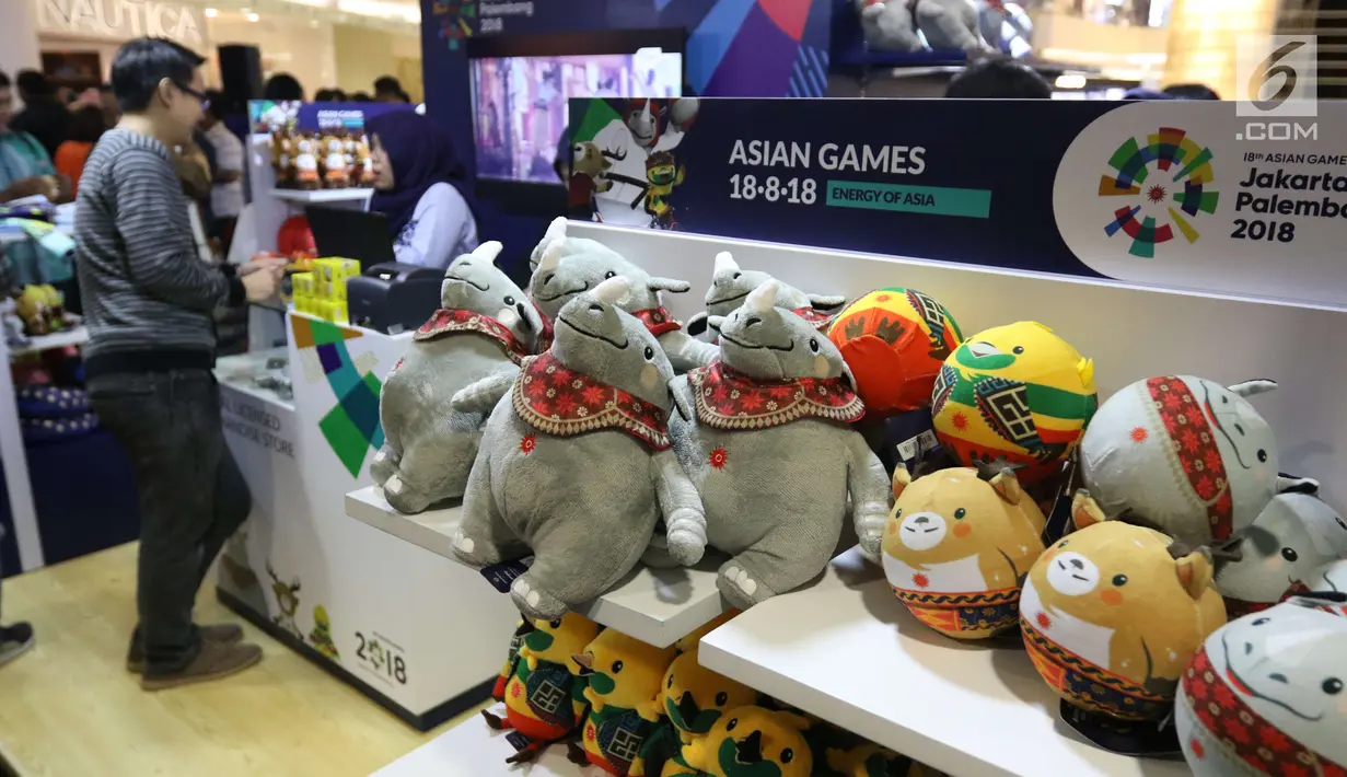 Suasana toko penjualan pernak-pernik resmi Asian Games 2018 usai diluncurkan di Senayan City, Jakarta, Jumat (23/3). Peluncuran tersebut bertujuan untuk memenuhi keinginan publik akan pernak-pernik Asian Games. (Liputan6.com/Angga Yuniar)