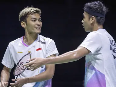 Ganda putra Indonesia yang diunggulkan di tempat pertama pada Kejuaraan Bulu Tangkis Swiss Open 2024, Muhammad Shohibul Fikri/Bagas Maulana gagal menjadi juara setelah ditaklukkan pasangan Inggris unggulan ke-8, Ben Lane/Sean Vendy dalam laga alot dua gim di St. Jakobshalle, Basel, Swiss, Minggu (24/3/2024). Bagas/Fikri menyerah 22-24, 26-28 dalam durasi 63 menit dalam final kejuaraan yang masuk kategori super-300 dalam kalender BWF. (Keystone via AP Photo/Georgios Kefalas)