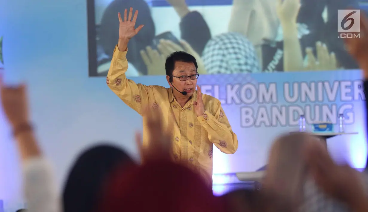 Motivator Ulung, Tung Desem Waringin saat memberikan motivasi kepada peserta di gelaran Emtek Goes To Campus 2017 di Universitas Telkom, Bandung, Kamis (30/11). (Liputan6.com/Helmi Fithriansyah)