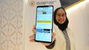 Seorang wanita menunjukkan aplikasi Safar dari telepon genggam saat soft launching di Jakarta, Kamis (2/5/2019). Peluncuran aplikasi Safar bertujuan untuk memberi akses kepada masyarakat dalam memilih biro travel terbaik secara gampang dan aman. (Liputan6.com/Angga Yuniar)
