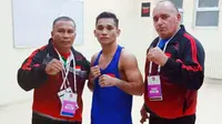 Aldom Suguro (tengah) lolos ke perempat final Kejuaraan Tinju Kualifikasi Olimpiade Zona Asia-Oceania. (Bola.com/Istimewa)