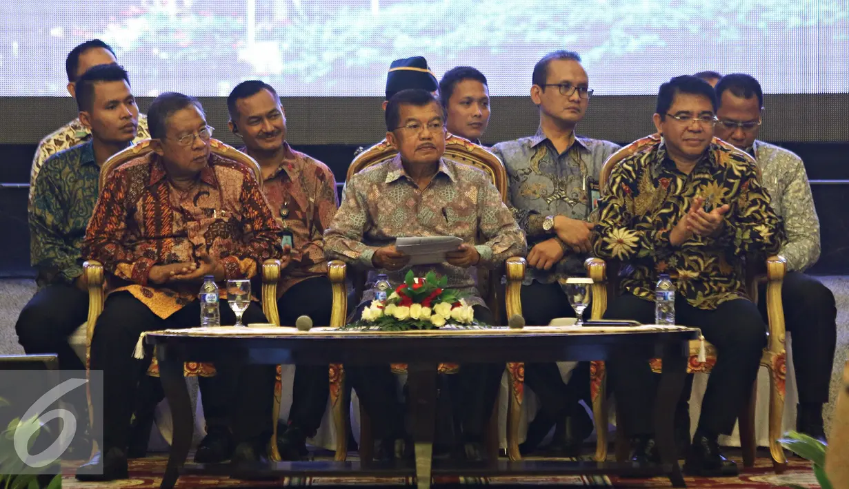 Wapres Jusuf Kalla (tengah) saat menghadiri peluncuran layanan izin investasi 3 jam di Jakarta, Senin (11/1). Layanan ini merupakan terobosan pemerintah untuk memudahkan investor yang akan menanamkan modal di Indonesia. (Liputan6.com/Immanuel Antonius)