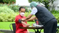 Presiden Joko Widodo atau Jokowi menjalani penapisan kesehatan saat mengikuti vaksinasi COVID-19 di Istana Kepresidenan, Jakarta, Rabu (27/1/2021). Suntikkan pertama untuk mengenalkan vaksin dan kandungan di dalamnya kepada sistem kekebalan tubuh. (Lukas/Biro Pers Sekretariat Presiden)