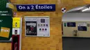 Sebuah gambar menunjukkan stasiun metro Etoile Bercy berubah nama menjadi "On a deux etoiles" di Paris, Senin (16/7). Enam stasiun utama di Paris untuk sementara diganti namanya guna menghormati Prancis yang menjadi juara Piala Dunia. (AP/Lori Hinnant)