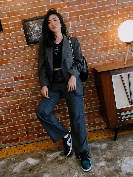 Febby Rastanty tampil bergaya midriff yang chic dengan padanan blazer, crop top dan kulot hitam. @febbyrastanty.