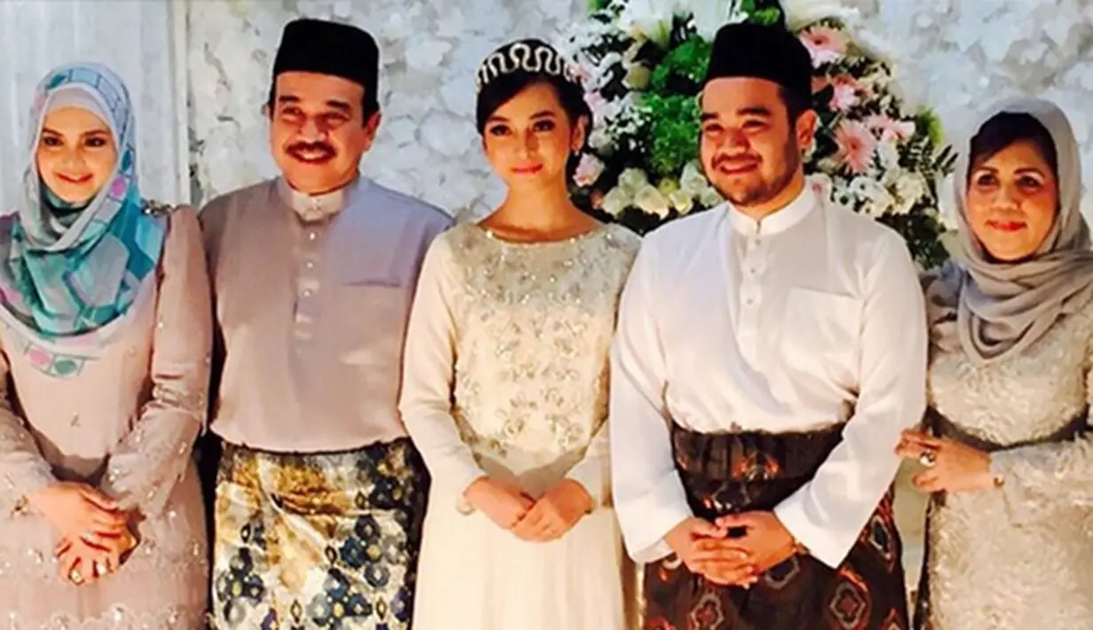 Usai menggelar pernikahan di Malaysia pada 1 November lalu, resepsi pernikahan mereka juga diadakan kediaman orang tua Tya di Palembang, Indonesia, pertengahan 12 November 2015. (Via Instagram/@tyaarifinnw)