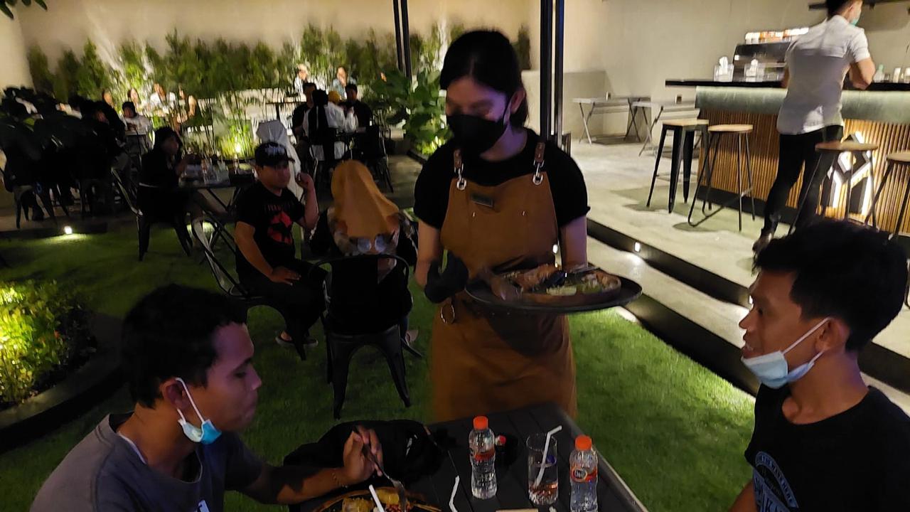 Suasana Kafe D'Sultan Tuban. (Ahmad Adirin/Liputan6.com)