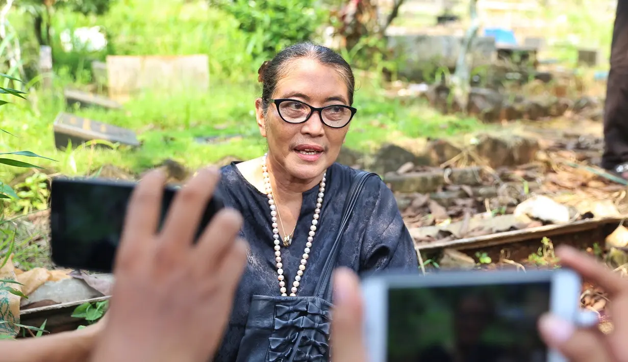 Artis senior turut hadir memberikan penghormatan terakhir pada pemeran film Presiden Soeharto. Jajang mengaku sejak usia 20 tahun mengenal almarhum. (Nurwahyunan/Bintang.com)