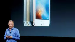 Wakil Presiden Apple, Greg Joswiak saat memperkenalkan iPhone SE saat peluncurannya di kantor pusat Apple di Cupertino, California (21/3). Gadget berukuran 4 inci ini harganya mencapai USD 399 atau sekitar Rp 5,2 juta. (REUTERS/Stephen Lam)