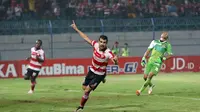 Pemain Madura United, Rodrigues Aracil merayakan golnya ke gawang Persiba Balikpapan pada laga Torabika SC2016 di Stadion Gelora Bangkalan, Senin(13/6/2016).  (Bola.com/Nicklas Hanoatubun)