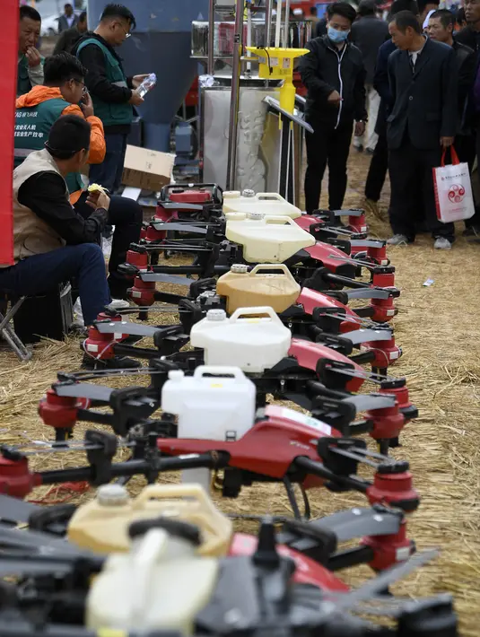 Warga desa membeli sejumlah mesin pertanian di Haiyuan, Zhongwei, Daerah Otonom Etnis Hui Ningxia, China, Selasa (22/9/2020). Pameran mesin pertanian meramaikan festival panen petani China. (Xinhua/Wang Peng)