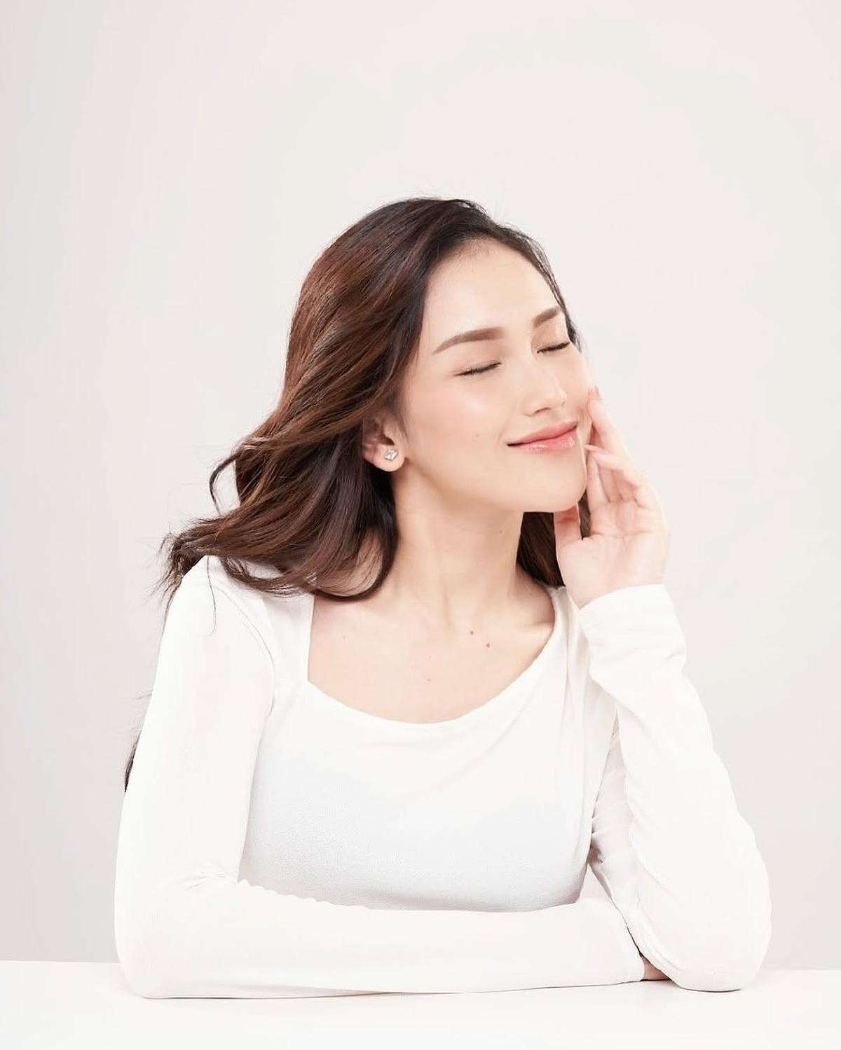 Potret Ayu Ting Ting dalam Balutan Baju Putih dan Makeup Natural, Tampak Flawless
