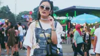Gaya busana penyanyi Nindy di festival musik We The Fest 2017 (Foto: Instagram Nindy) 