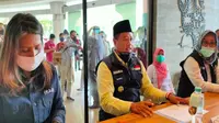 Wagub Jabar Uu Ruzhanul Ulum didampimpingi manajemen Grage Grup dan Wakil Walikota Cirebon meninjau Grage Mall. Foto (Liputan6.com / Panji Prayitn)