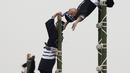 Anggota perkumpulan Edo saat menampilkan atraksi diatas ujung bambu di Tokyo, Jepang, (6/1). Atraksi ini dilakukan oleh para petugas pemadam kebakaran Tokyo.( REUTERS / Yuya Shino)