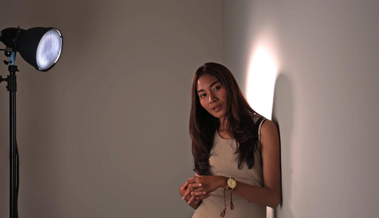 Fisioterapi PBR, Adinda Pricilla hadir sebagai icon Sport Seleb di Bola.com (10/12/2015), Kombinasi Warna pakaian terlihat serasi dan menyatu dengan ruangan. (Bola.com/Nicklas Hanoatubun)