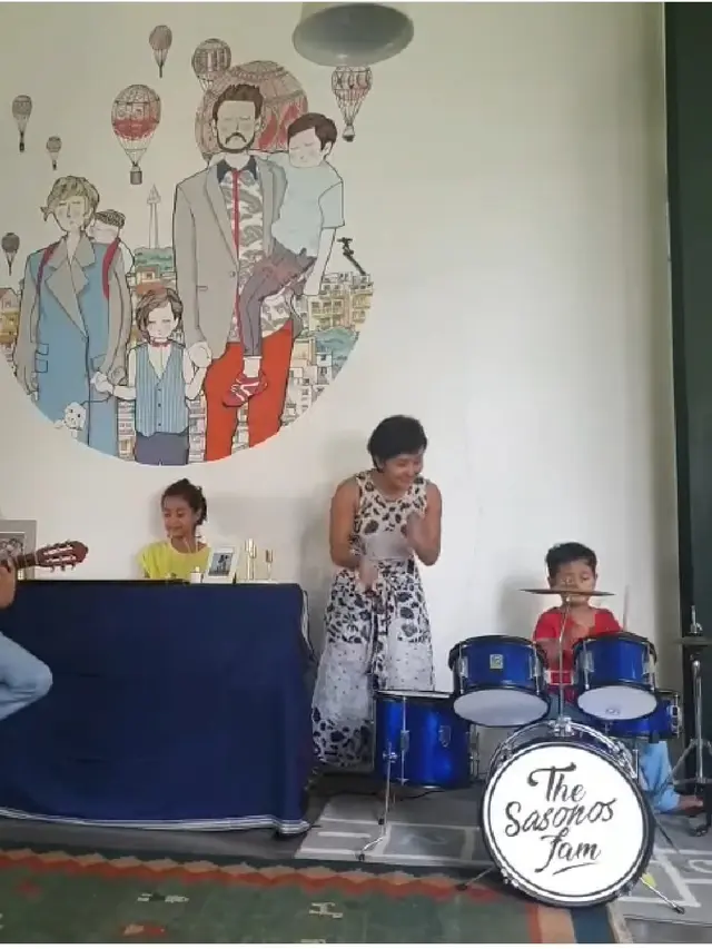 6 Potret Keluarga Dwi Sasono dan Widi Mulia, Selalu Kompak