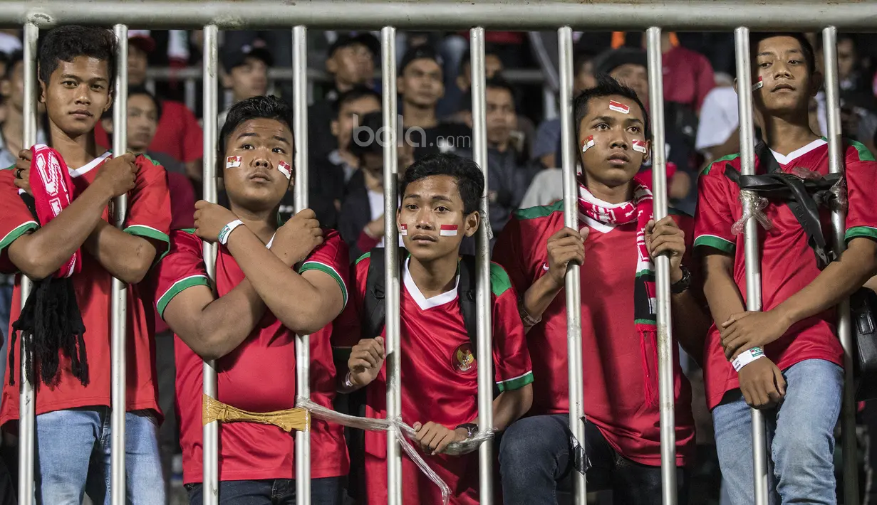 Para suporter fokus menonton aksi Timnas Indoesia melawan Puerto Rico di Stadion Maguwoharjo, Sleman, Selasa (13/6/2017). (Bola.com/Vitalis Yogi Trisna)