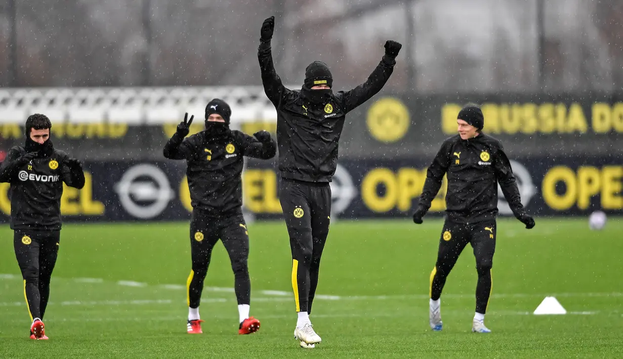Pemain Borussia Dortmund Erling Haaland (tengah) berlatih bersama rekan setimnya jelang menghadapi Paris Saint-Germain (PSG) pada leg pertama babak 16 Besar Liga Champions di Dortmund, Jerman, Senin (17/2/2020). Dortmund akan menjamu PSG di Signal Iduna Park. (AP Photo/Martin Meissner)