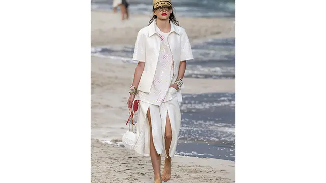 Chanel menghadirkan pantai buatan di dalam Grand Palais