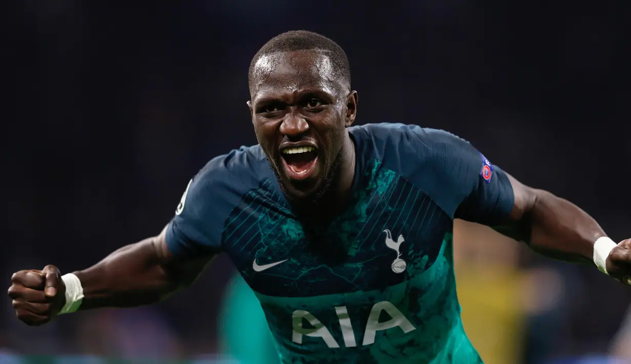 Gelandang Tottenham Moussa Sissoko bereaksi saat menghadapi Ajax Amsterdam pada pertandingan Liga Champions di Johan Cruyff Arena, Amsterdam, Belanda, 8 Mei 2019. Pemain asal Prancis ini akan membela Tottenham Hotspur menghadapi Liverpool di final Liga Champions 2019. (Photo by Adrian DENNIS/AFP)