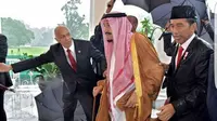 Berikut tampilan Raja Salman dalam balutan jubah emas termahal di dunia.