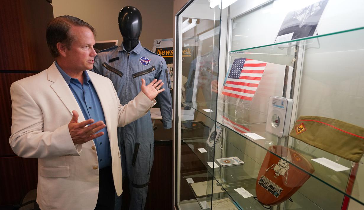 Putra Neil Armstong, Mark, berbicara tentang barang-barang milik ayahnya yang ditampilkan di Heritage Auctions, New York pada 2 Oktober 2018. Bendara AS yang dibawa ke Bulan diperkirakan akan menjadi benda favorit dalam lelang. (Don EMMERT/AFP)