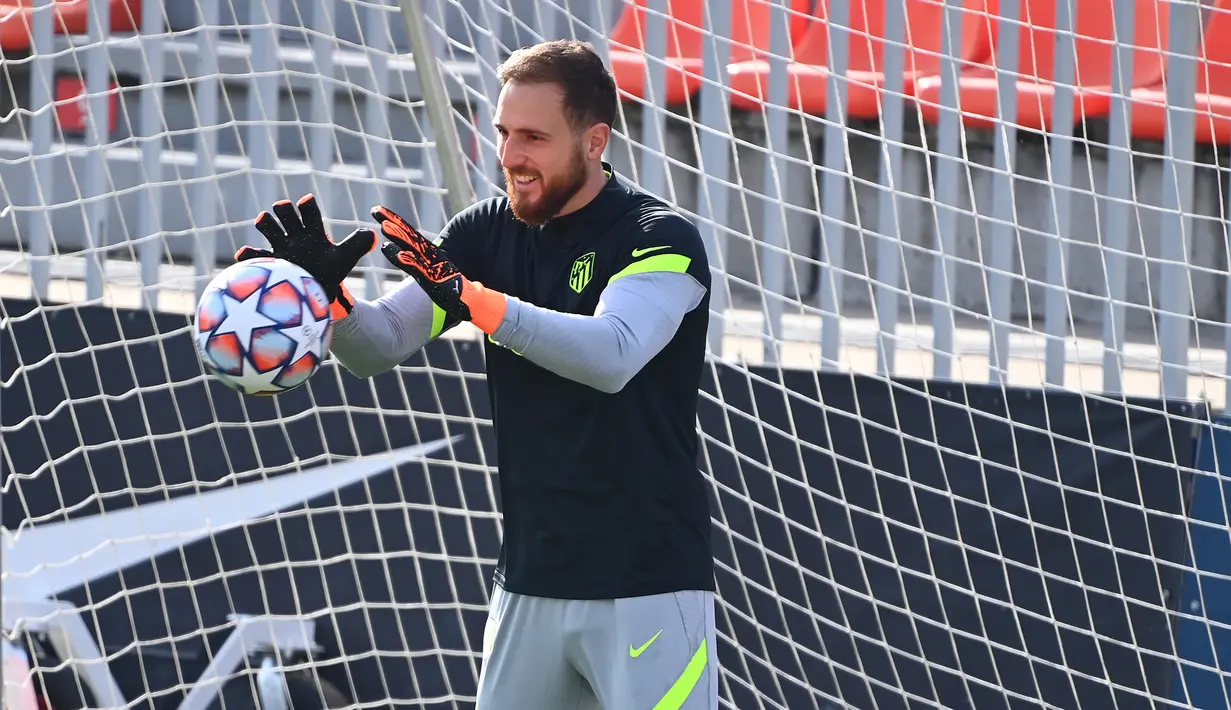 Kiper Atletico Madrid, Jan Oblak menangkap bola saat mengikuti sesi latihan tim di tempat latihan klub di Majadahonda dekat Madrid (24/11/2020). Atletico Madrid akan bertanding melawan Lokomotiv Moscow pada Grup A Liga Champions di Estadio Wanda Metropolitano. (AFP/Gabriel Bouys)