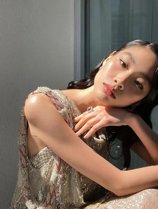 Hadir bersama bintang Squid Game lainnya, Jung Ho Yeon terlihat memesona dalam balutan dress sequined metalik. (Instagram/hooooyeony).