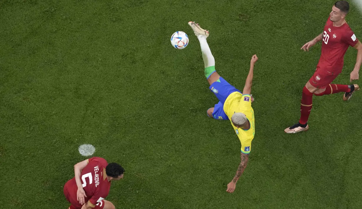 Penyerang Brasil Richarlison mencetak gol kedua untuk timnya ke gawang Serbia pada laga perdana Grup G Piala Dunia 2022 Qatar di Lusail Stadium, Jumat (24/11/2022) dini hari WIB. Richarlison membobol gawang Serbia dengan tendangan salto akrobatik yang spektakuler. (AP Photo/Thanassis Stavrakis)