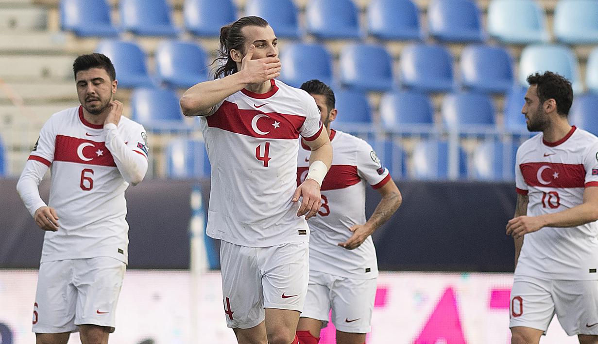 Bek Turki, Caglar Soyuncu (tengah) melakukan selebrasi usai mencetak gol kedua Turki ke gawang Norwegia dalam laga Kualifikasi Piala Dunia 2022 Zona Eropa Grup G di La Rosaleda Stadium, Malaga, Sabtu (27/3/2021). Turki menang 3-0 atas Norwegia. (AFP/Jorge Guerrero)