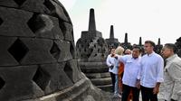 Presiden Prabowo Subianto bersama Presiden Prancis Emmanuel Marcon serta istrinya, Brigitte Macron menaiki puncak Candi Borobudur, Magelang, Jawa Tengah, Kamis (29/5/2025). (Foto: Cahyo - Biro Pers Sekretariat Presiden)